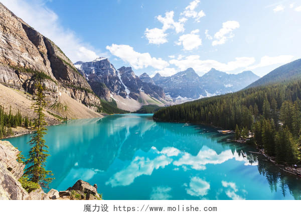 清新明亮大自然山水风景湛蓝的蓝空下透明的湖水风景图加拿大旅游